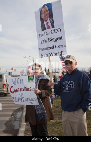 St. Clair Shores Michigan Steuer Demonstranten bei einer Tee-Party auf Einkommen Steuererklärungen Tag Stockfoto