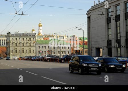 Lang Straße rechter Hand ist ein Gebäude des berühmten Lenin s Bibliothek Moskau Russland Stockfoto