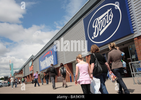Menschen, die Einkaufen in Stiefel, Festival Retail Park, Stoke-on-Trent Stockfoto