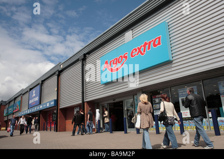 Käufer von Argos Extra speichern, Festival Retail Park, Stoke-on-Trent Stockfoto