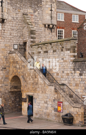 Touristen, die die historischen Sehenswürdigkeiten von York, Yorkshire, Großbritannien Stockfoto