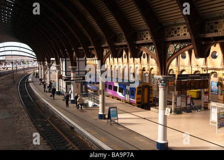 Einen Blick von oben auf Pendler und das Innere des vollen Zug Bahnhof in York, Yorkshire, Großbritannien Stockfoto