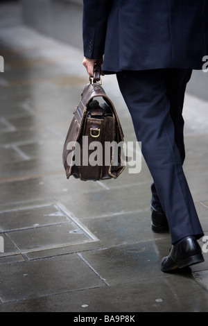 Kurz geschoren eines Mannes mit einer Aktentasche in London Stockfoto