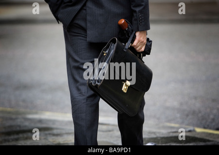 Kurz geschoren eines Mannes mit einer Aktentasche in London Stockfoto
