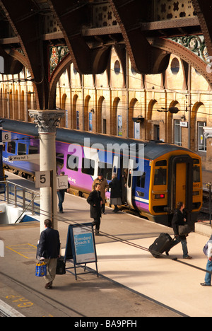 Einen Blick von oben auf Pendler und das Innere des vollen Zug Bahnhof in York, Yorkshire, Großbritannien Stockfoto