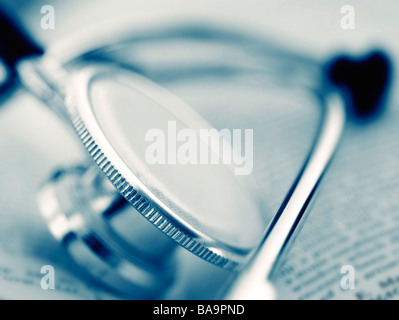 Stethoskop auf den Seiten von einem Lehrbuch Stockfoto