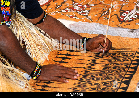 Rinde, Malerei, lokale Künstler malt traditionelle Motive auf der Rinde des Baumes Khambouw, Lake Sentani Bereich, West Papua, Indonesien Stockfoto