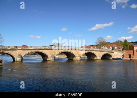 Henley Bridge über die Themse führt zu Henley on Thames, Oxfordshire, Vereinigtes Königreich. Stockfoto