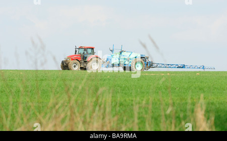 Traktor-Spritzen Dünger-Frühling Stockfoto