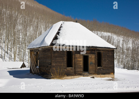 Winter-Blick auf einer historischen Bergbau-Kabine auf der Million Dollar Highway western Colorado zwischen Silverton und Ouray Stockfoto