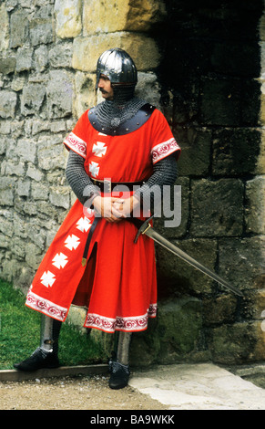 Mittelalterliche Ritter in Rüstung englische Reenactment England UK Kostüm Rüstung Schwert Helm Waffen Waffen Wappenrock Rüstung Stockfoto