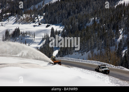 Colorado Department of Transportation frische Schneeräumung mit einer riesigen Schneefräse auf The Million Dollar Highway Colorado USA Stockfoto