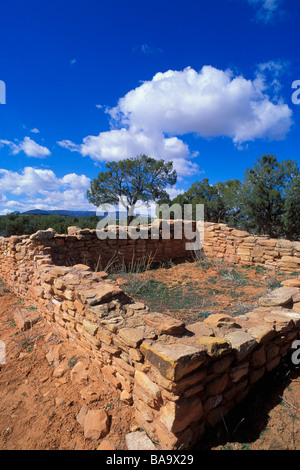 Blauer Himmel und Wolken über Oberfläche Pueblo-Ruinen von Mule Canyon Anasazi Cedar Mesa Utah Stockfoto
