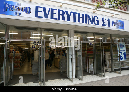 Allgemeine Ansicht von der richtigen Poundshop Pfund Shop in Felixstowe High Street Suffolk East Anglia Stockfoto