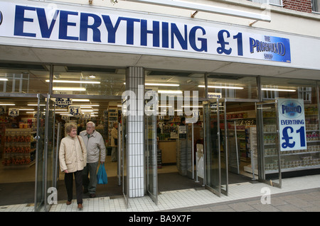 Allgemeine Ansicht von der richtigen Poundshop Pfund Shop in Felixstowe High Street Suffolk East Anglia Stockfoto