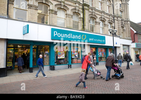 Allgemeine Ansicht von Poundland Pfund Shop in Ipswich High Street Suffolk East Anglia Stockfoto