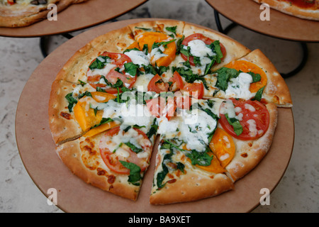 Florentiner Pizza mit Käse und Paprika auf knusprigem Basis Stockfoto