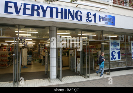 Allgemeine Ansicht von der richtigen Poundshop Pfund Shop in Felixstowe High Street Suffolk East Anglia Stockfoto