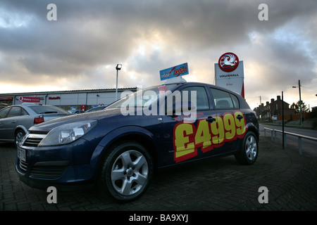 Neue und gebrauchte Opel Autos zum Verkauf draußen auf einem Händler-Vorplatz in einer Garage in Haverhill, Suffolk Stockfoto