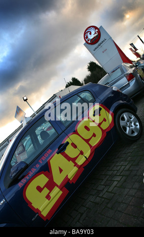 Neue und gebrauchte Opel Autos zum Verkauf draußen auf einem Händler-Vorplatz in einer Garage in Haverhill, Suffolk Stockfoto