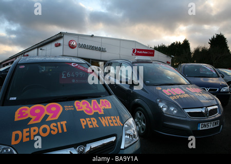 Neue und gebrauchte Opel Autos zum Verkauf draußen auf einem Händler-Vorplatz in einer Garage in Haverhill, Suffolk Stockfoto