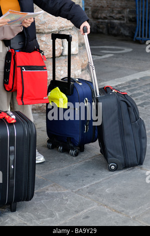 Reisende, die mit Rädern Taschen Stockfoto