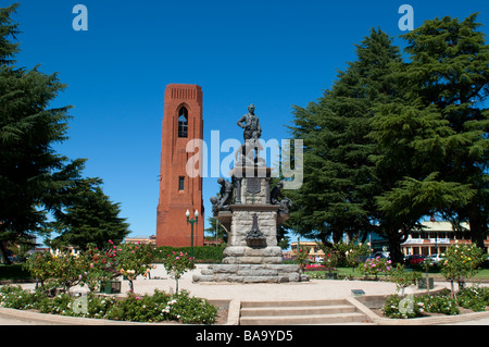 Kings Parade Park mit Evans Memorial und Krieg-Denkmal-Glockenspiel im Hintergrund, Bathurst, New South Wales, Australien Stockfoto