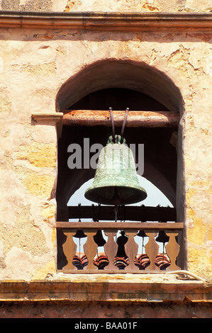 Detail des Glockenturms an Mission San Carlos Borromeo de Carmelo (2. Kalifornien-Mission), Carmel, Kalifornien Stockfoto