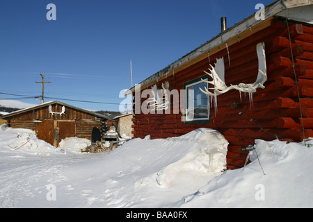 Ein Blockhaus im Schnee in der abgelegenen einfliegen First Nation Ortschaft Old Crow, Yukon Territorium, Kanada. Stockfoto