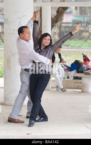 Vietnamesisch Paar praktizierender Gesellschaftstanz in Thong Nhat Park in Hanoi Vietnam Stockfoto
