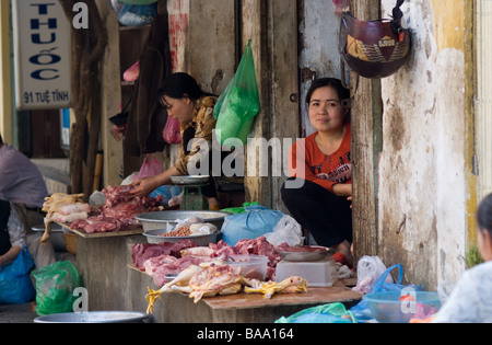 Straßenhändler, Verkauf von Fleisch und Geflügel aus ihren Ställen in Hanoi Vietnam Stockfoto