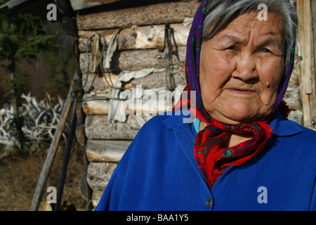 First Nations ältere Frau trägt ein Kopftuch in der Gemeinde von Old Crow, Yukon Territorium, Kanada. Stockfoto