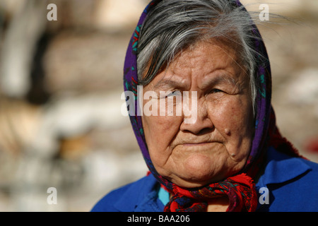 First Nations ältere Frau trägt ein Kopftuch in der Gemeinde von Old Crow, Yukon Territorium, Kanada. Stockfoto