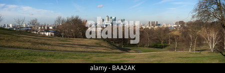 Hochauflösende Panorama der Greenwich Park in London während eines sonnigen Wintertag mit Canary Wharf im Hintergrund Stockfoto