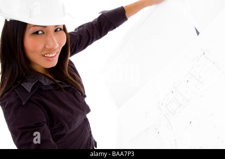 junge Ingenieurin Suche eröffnet Blaupausen Stockfoto