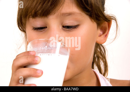 Nahaufnahme eines kleines Mädchen Trinkmilch Stockfoto