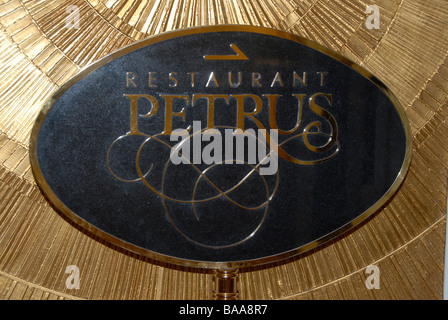 Petrus Restaurant Schild, Island Shangri-La Hotel Hong Kong Insel Stockfoto