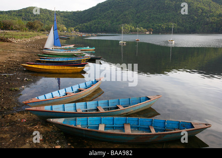 Blaue Holzboote, die auf dem Ufer OfFewa See in Pokhara Nepal Stockfoto