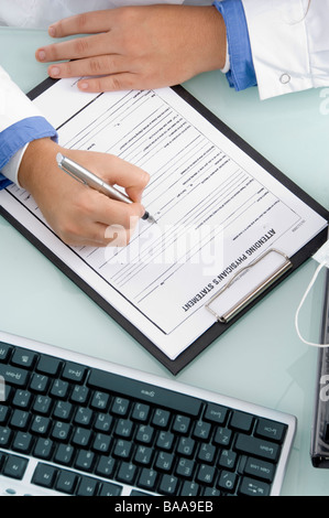 Nahaufnahme von Händen und Schreibtafel Stockfoto