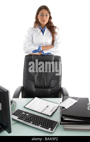 posiert jungen Arzt in Klinik Stockfoto