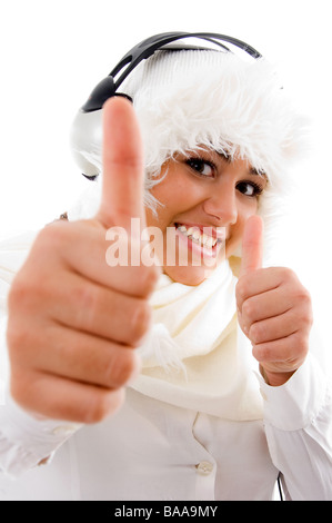 glückliche Frau anhören von Musik und zeigt Daumen hoch Stockfoto
