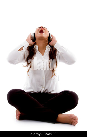 junge Frau anhören von Musik und Gesang Stockfoto