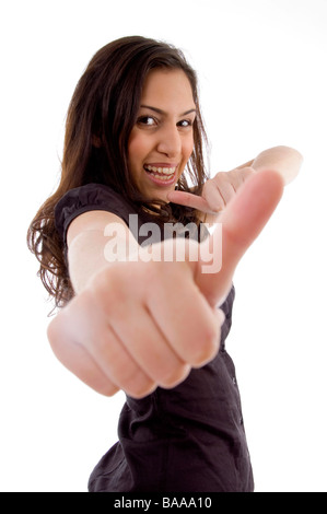 lächelnde junge Frau zeigt Daumen oben Stockfoto