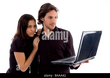 junges Paar sucht in laptop Stockfoto