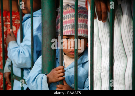 Bhaktapur Nepal 13. April 2008 junge Nepali baue mit traditionellen Topi Hut während der Festlichkeiten des nepalesischen Neujahrs Stockfoto