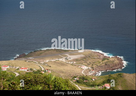 Juancho E. Yrausquin Flughafen auf Saba gesehen von der oben genannten Straße Stockfoto