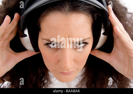 Böse weibliche Musik hören Stockfoto