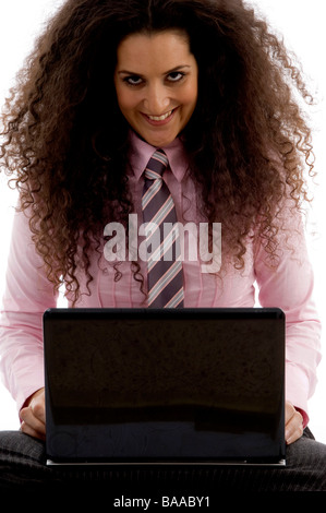junge lateinamerikanische Frau mit Laptop beschäftigt Stockfoto