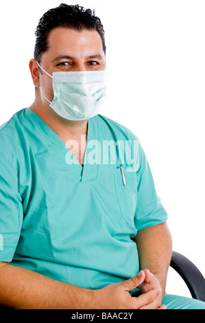 männlichen Arzt posiert mit Gesichtsmaske Stockfoto