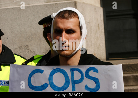 Verwundeten G20-Demonstrator Protesten gegen Polizeigewalt in London Stockfoto